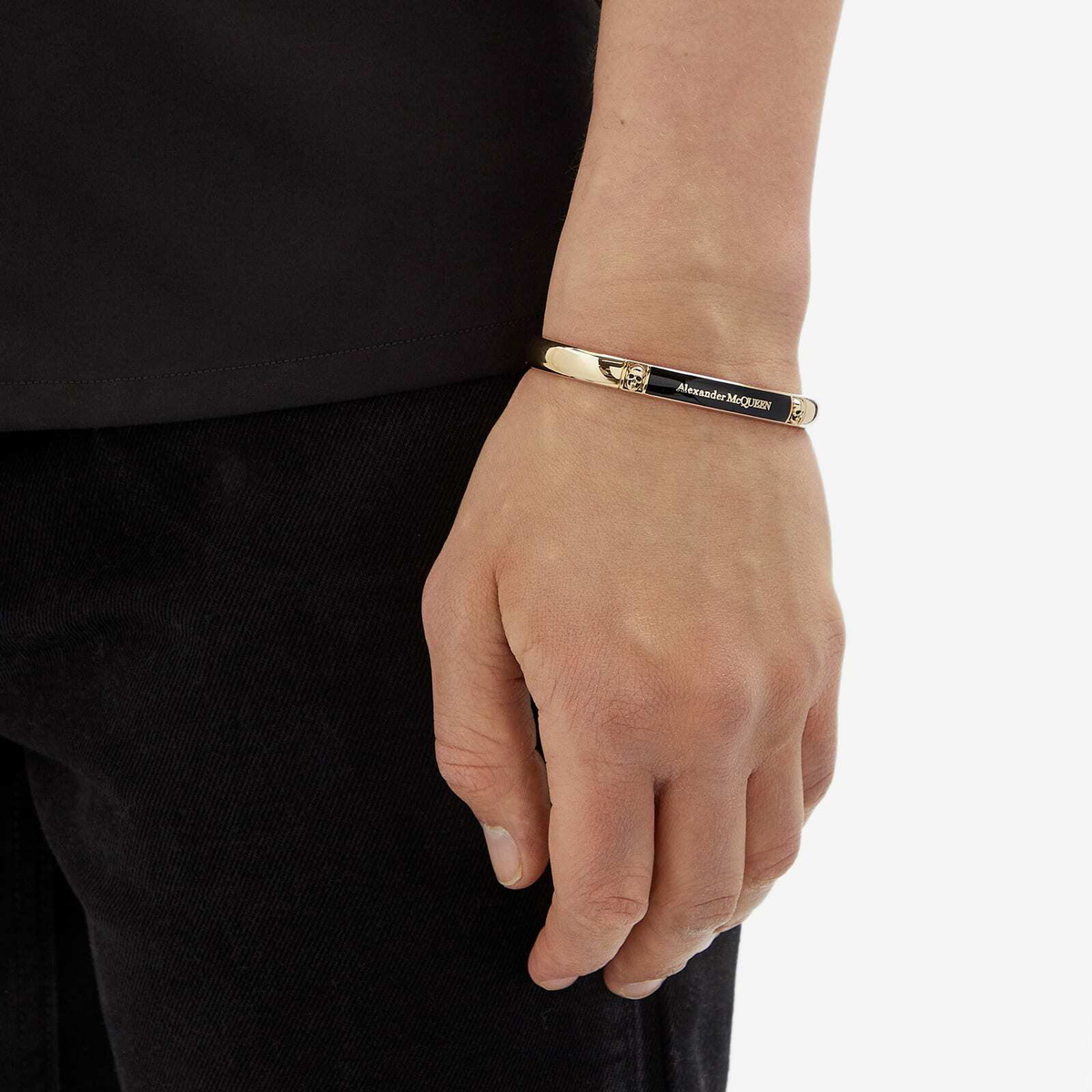ブレスレット alexander mcqueen SKULL CUFF BRASS + ENAMEL Alexander McQueen Skull Logo Icon White Black Enamel Silver