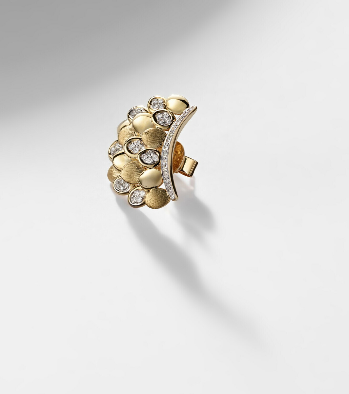 Rainbow K Blossom 14kt gold single earring with diamonds