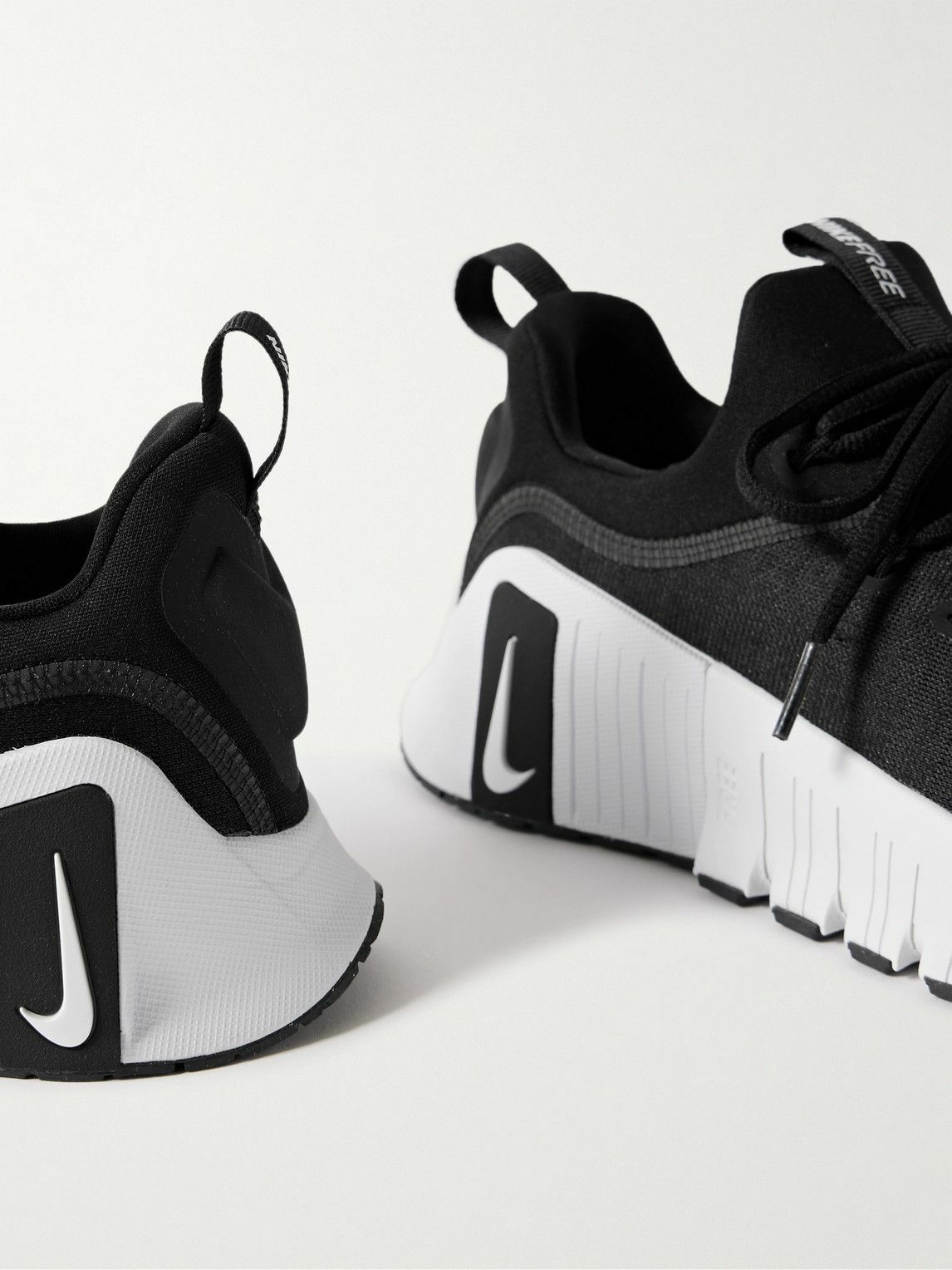 nike black and white mesh sneakers