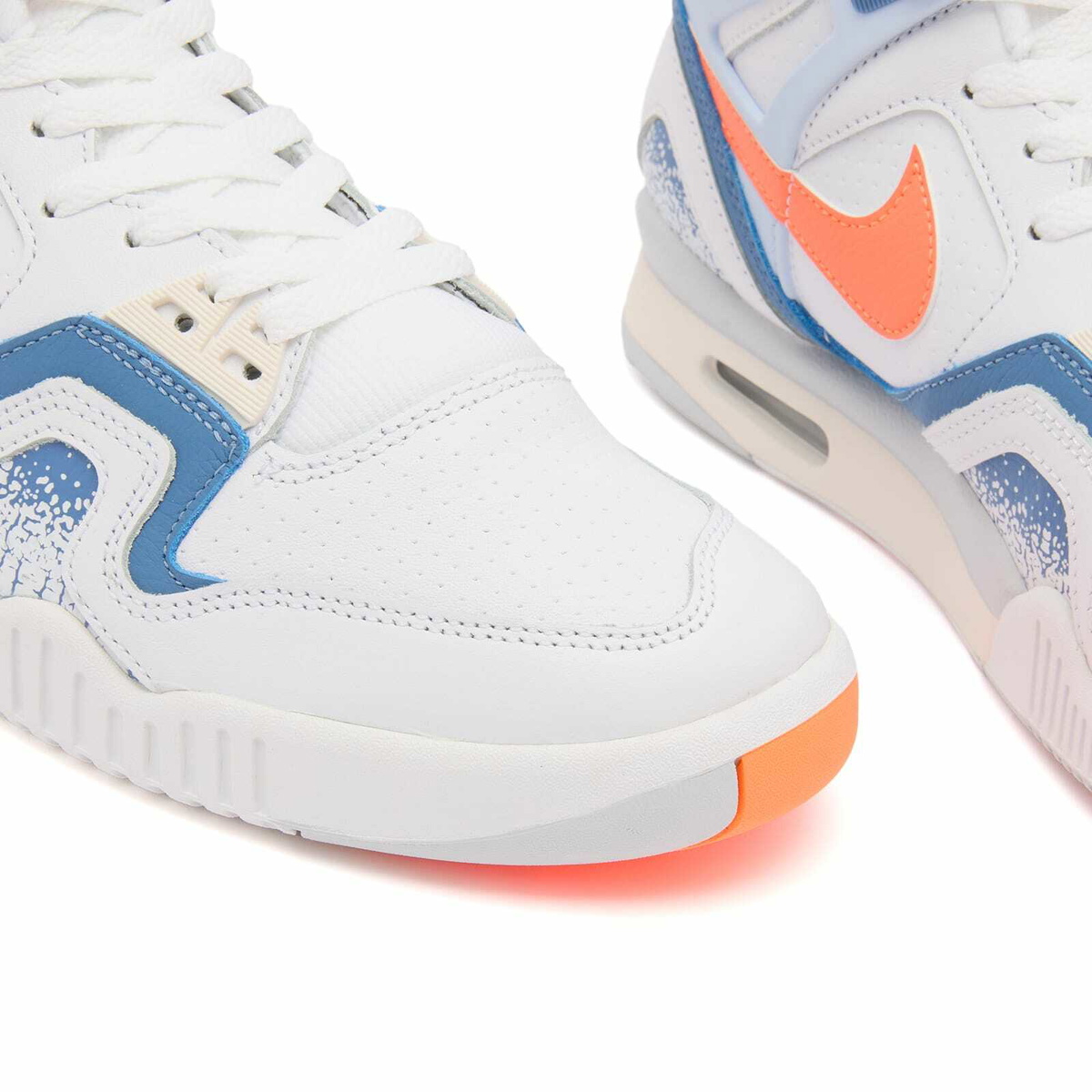 Nike Air Tech Challenge Ii QS Sneaker in White/Blue/Ivory