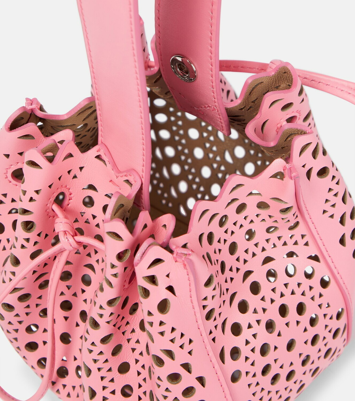 【ALAIA】 Rose pearl-embellished leather bucket bag バッグ Alaïa | Rose Marie pink bracelet bag | Savannahs