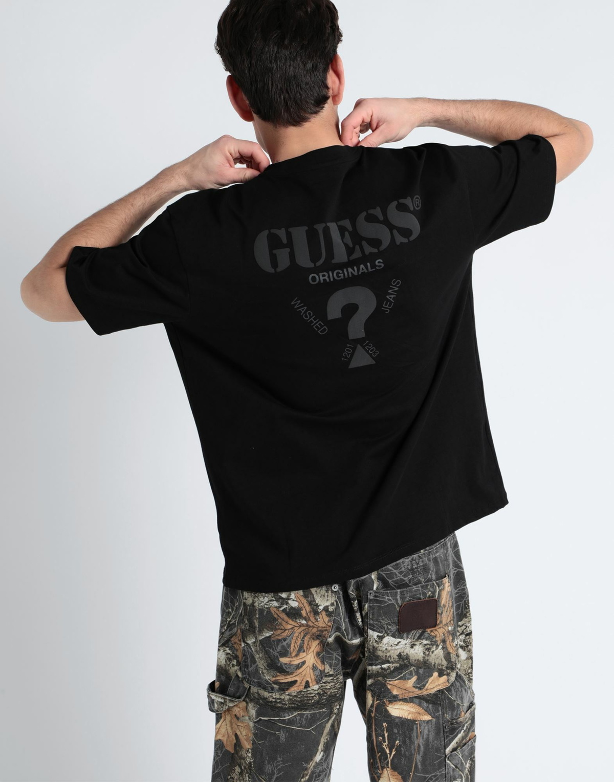 Guess Mens T-shirt in Black
