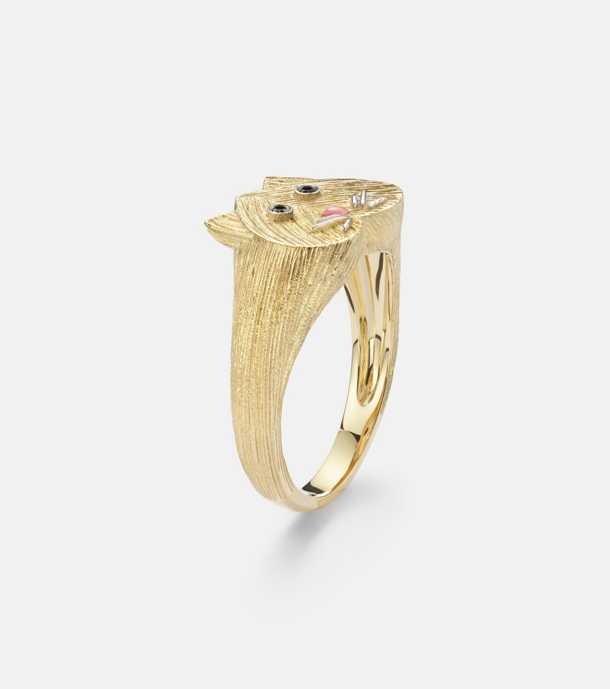Yvonne Léon Chevalière Chaton Mini 9kt gold ring with black diamonds