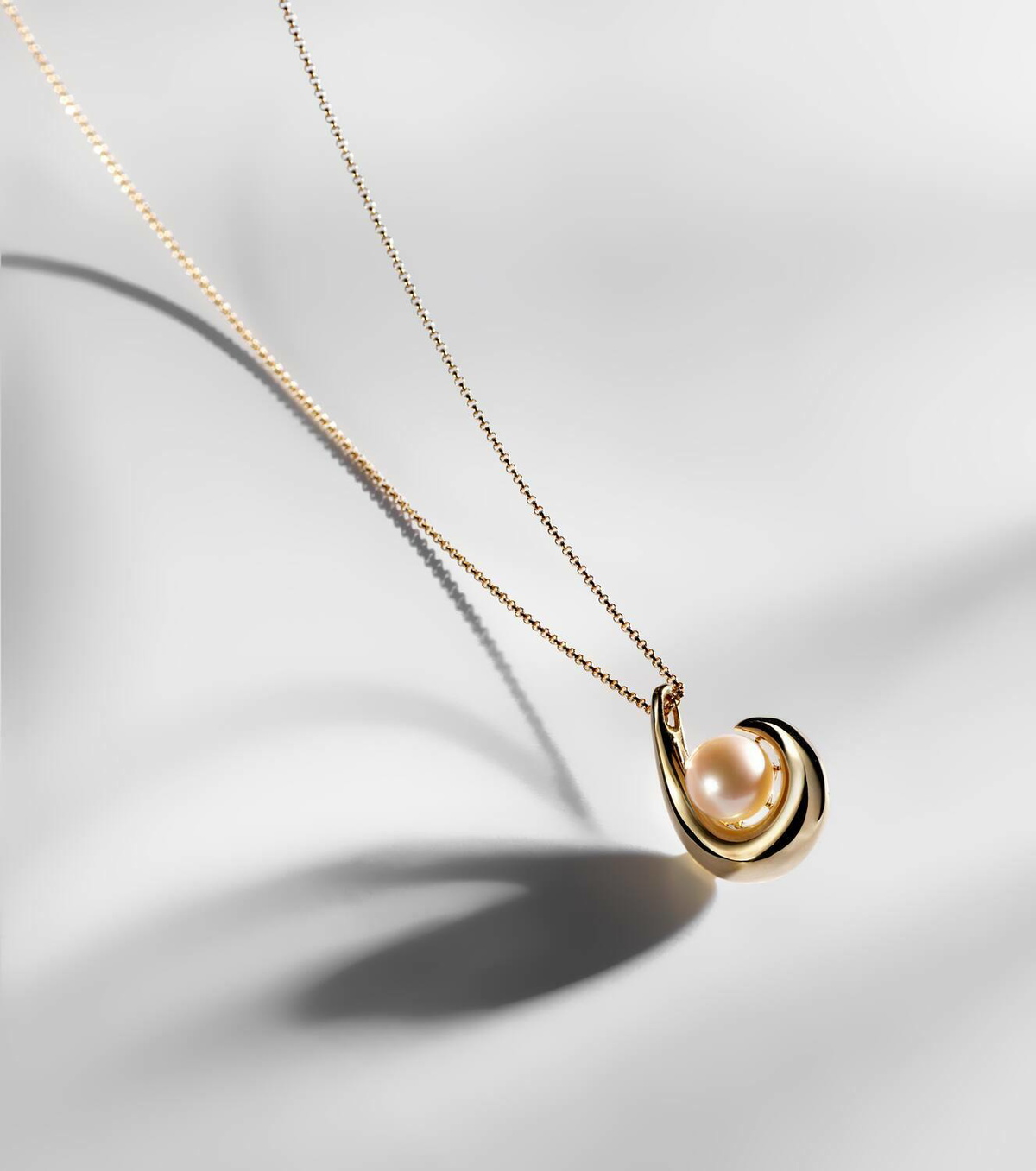 Mateo Pearl Curl 14kt gold pendant necklace with freshwater pearl