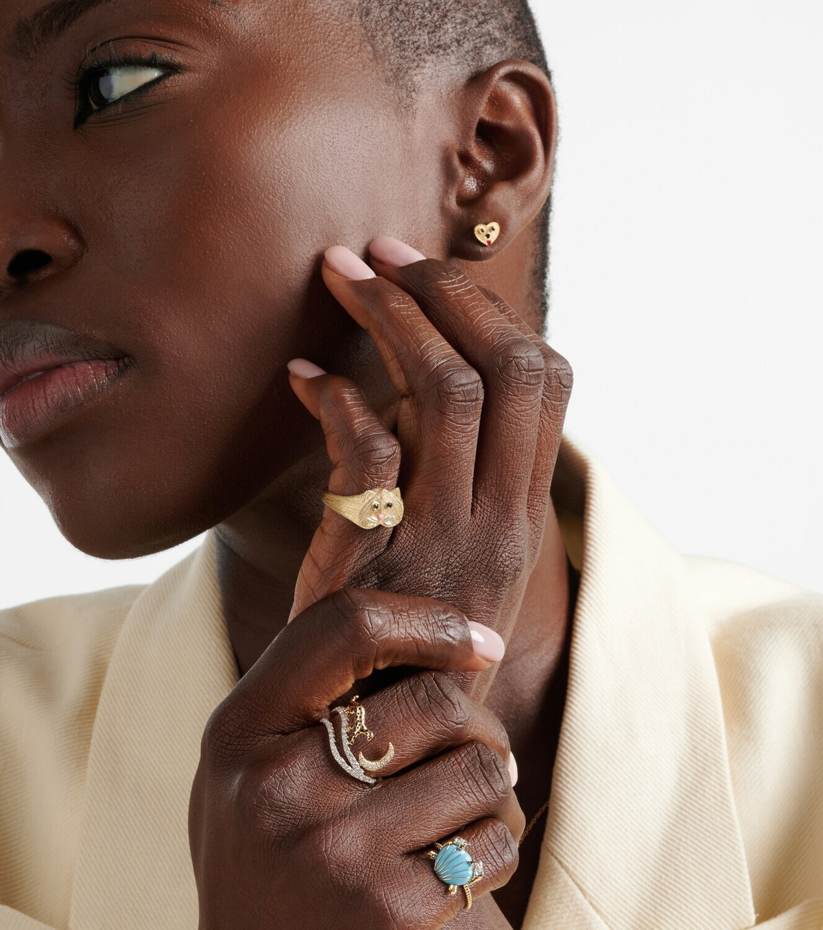 Yvonne Léon Chevalière Chaton Mini 9kt gold ring with black diamonds