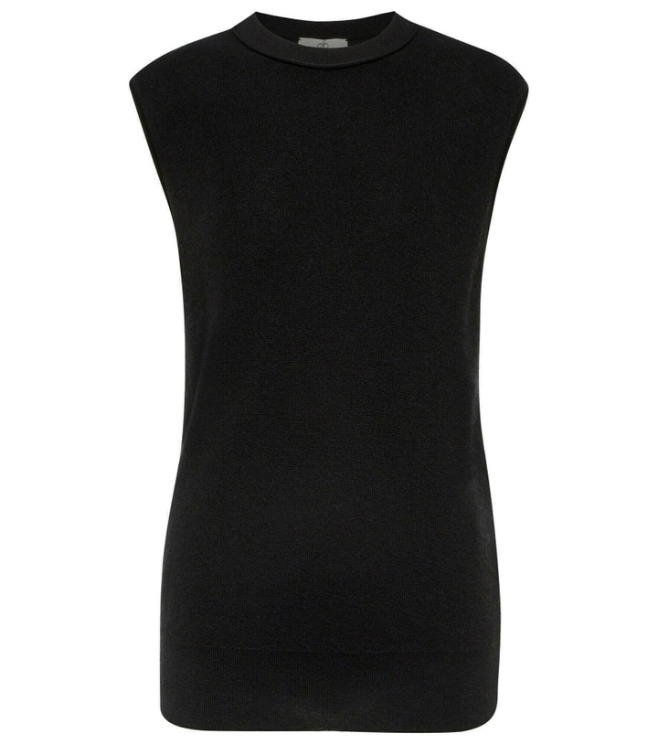 Photo: CO - Essentials cashmere sweater vest