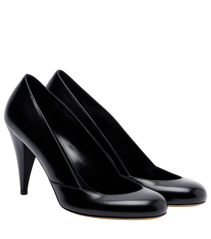 Photo: Le Monde Béryl x Kim Sion Sable 95 leather pumps