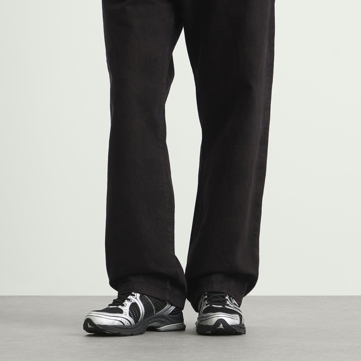 Saucony Progrid Triumph 4 Sneaker in Black/Silver