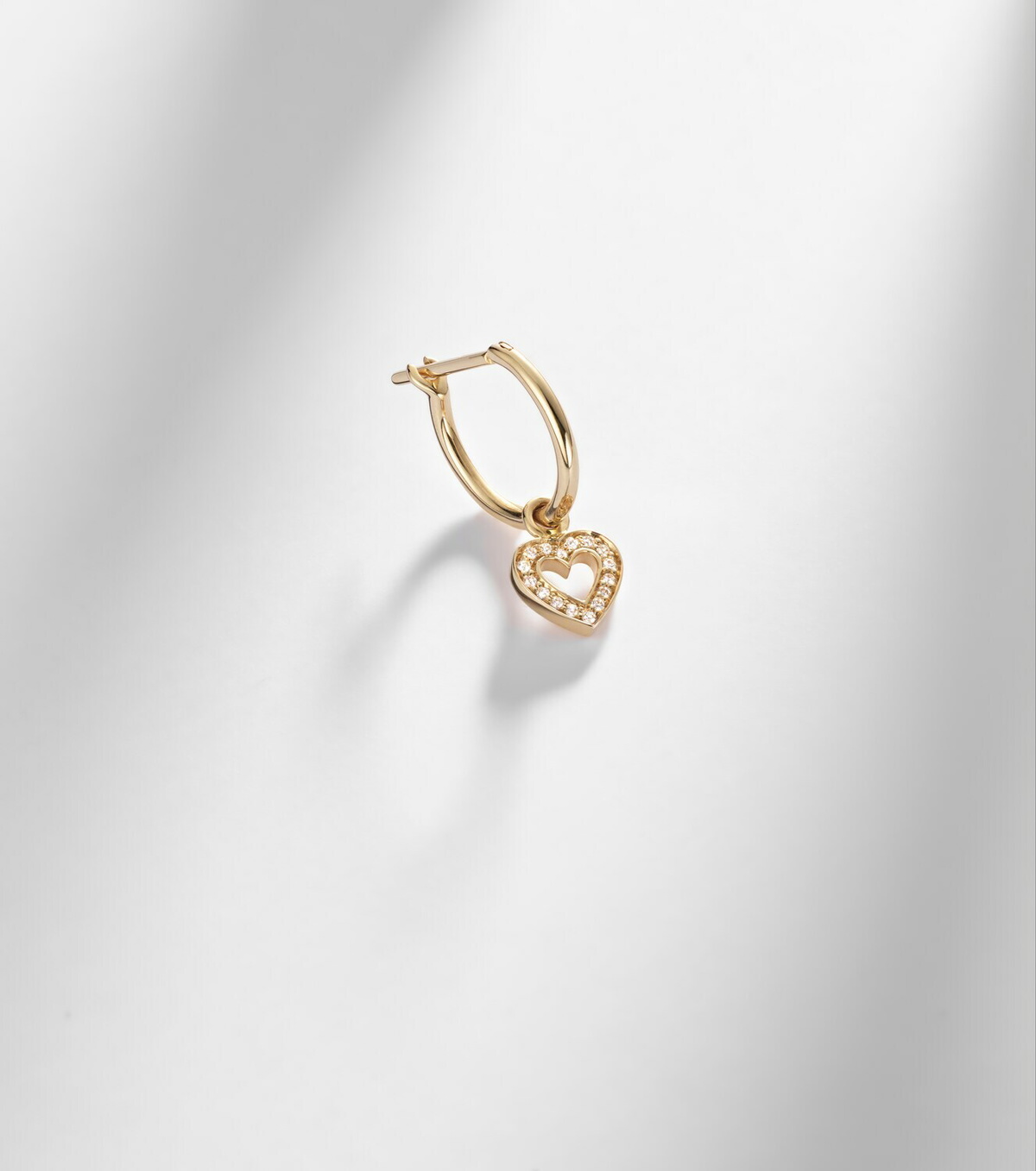 Sophie Bille Brahe Lettre De Mini Cœur 18kt gold single hoop earring with diamonds