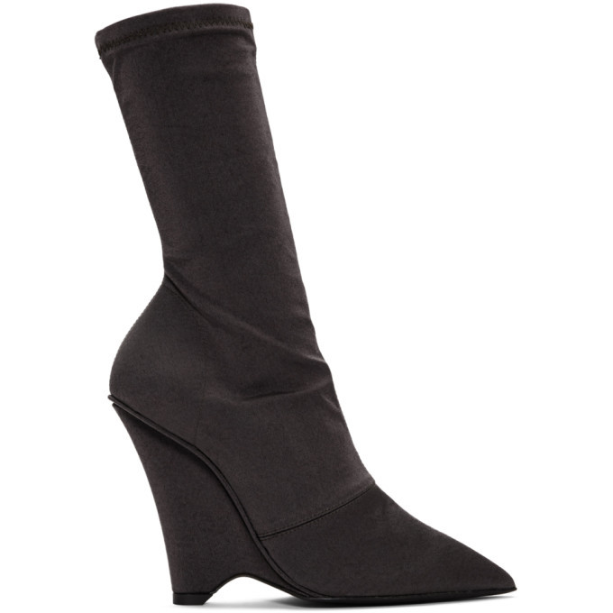 Stretch clearance wedge boots