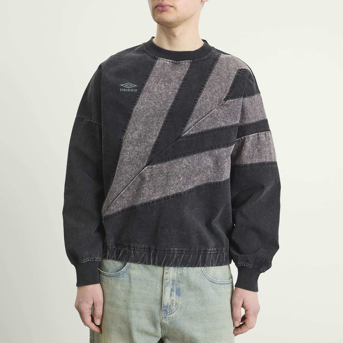 Umbro Men's Washed Diamond Drill Sweat in Black/Volcanic Ash