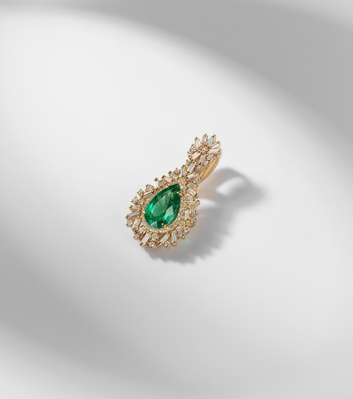 Suzanne Kalan 18kt gold pendant with emerald and diamonds