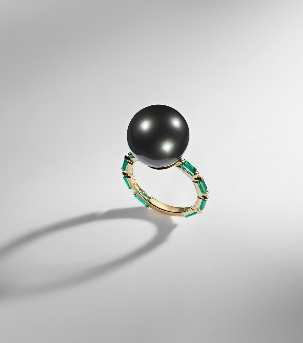 Suzanne Kalan One Of A Kind 18kt gold ring with pearl and emeralds