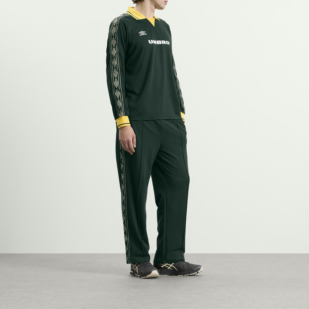 Umbro Men's Taped Track Pant in Pine Grove/Pelican