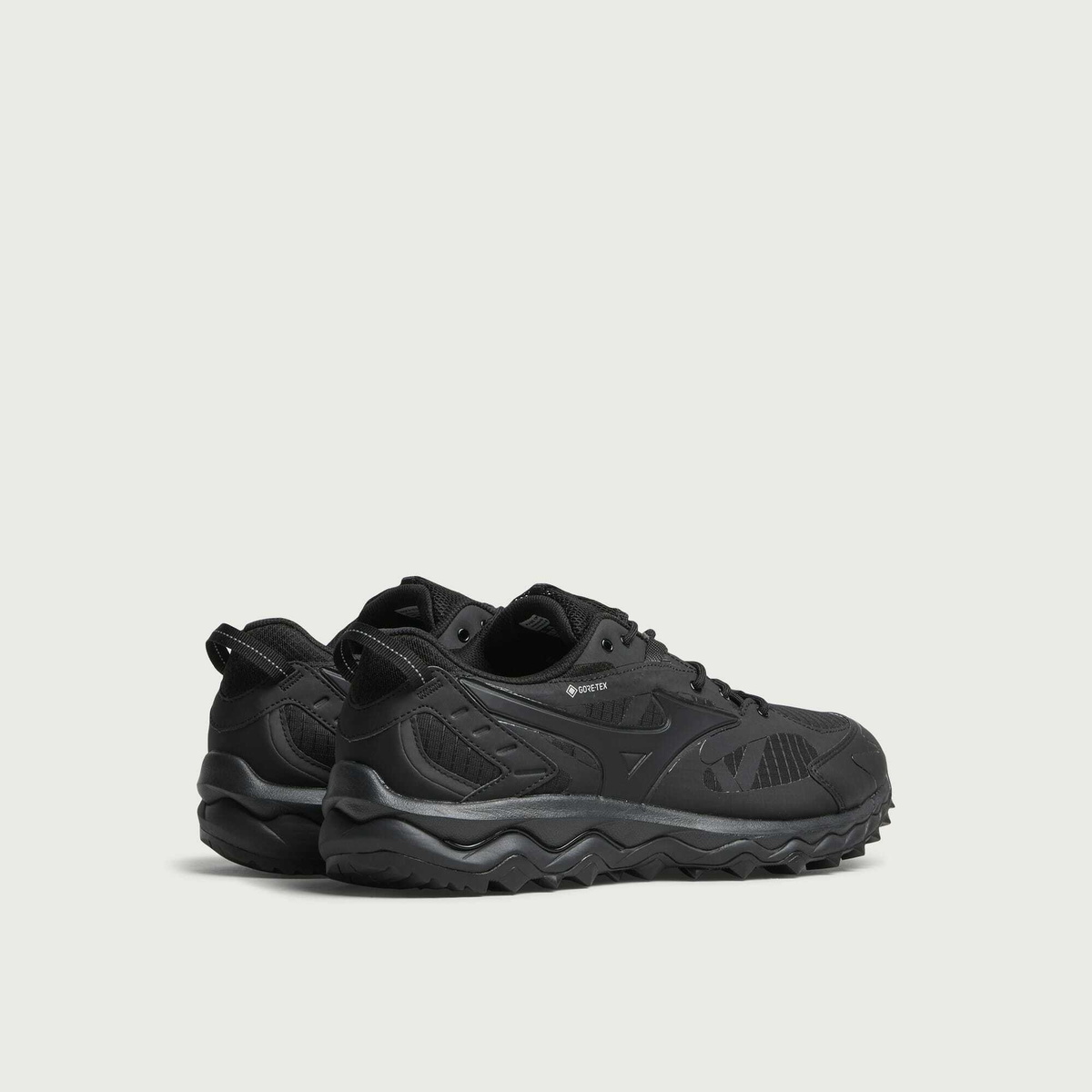 Mizuno Men's Wave Mujin Tl Gore-tex Sneaker in Black