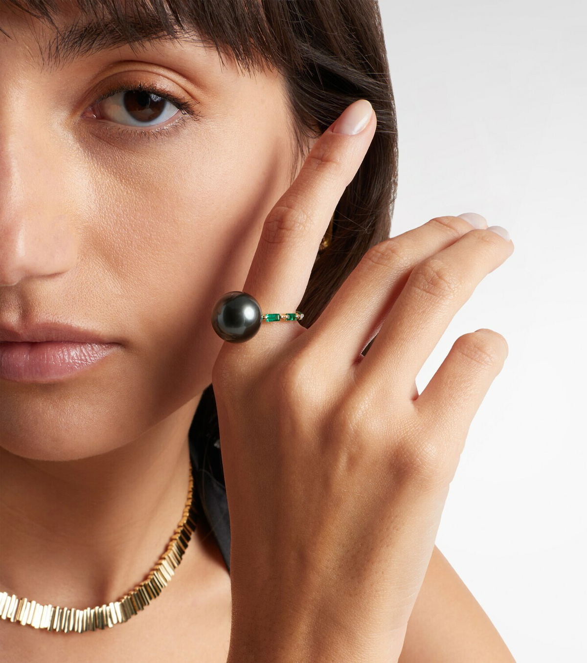 Suzanne Kalan One Of A Kind 18kt gold ring with pearl and emeralds