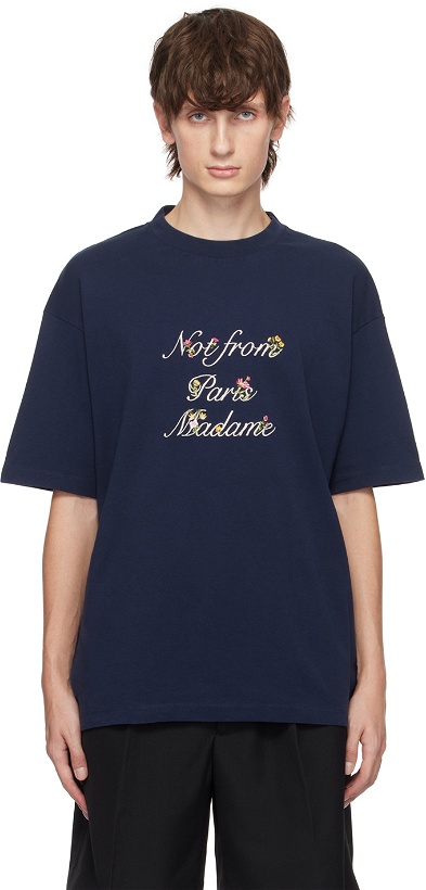 Photo: Drôle De Monsieur Navy 'Le T-Shirt Slogan À Fleurs' T-Shirt