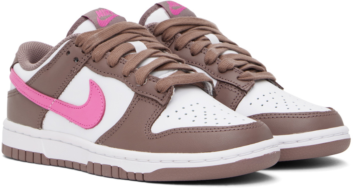 https://cdn.clothbase.com/uploads/bf1027c8-9892-4229-b4e3-6465f48ac8c0/taupe-and-pink-dunk-low-sneakers.jpg