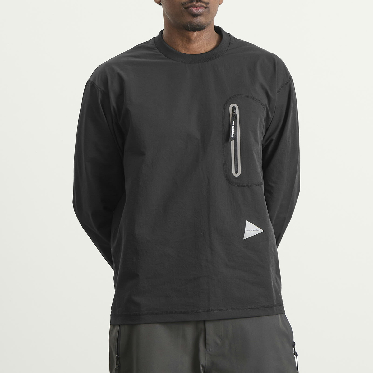and wander Men's Hybrid Warm Longsleeve Pocket T-Shirt in Black