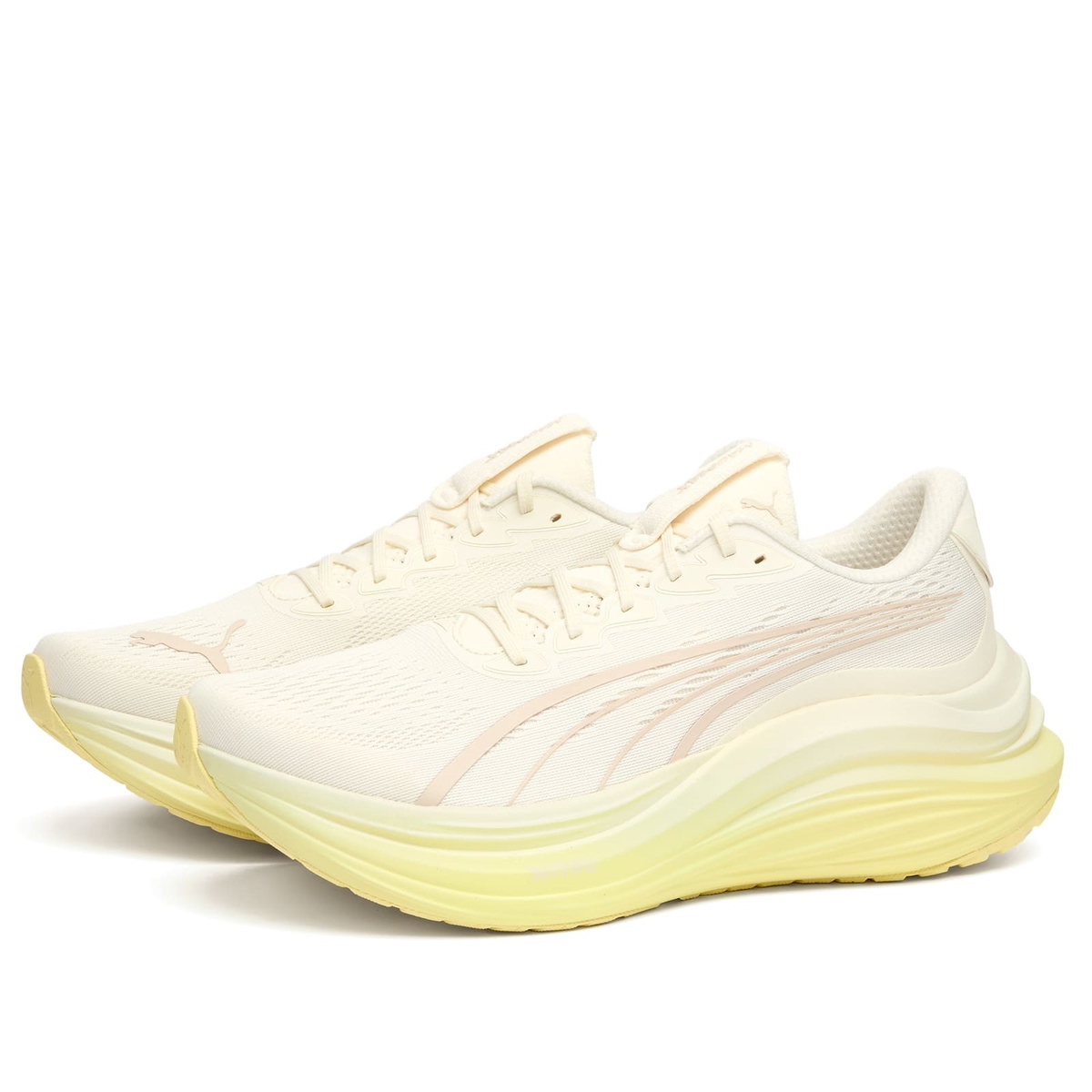 Puma MagMax NITRO Sneaker in Warm White/Gold Moon