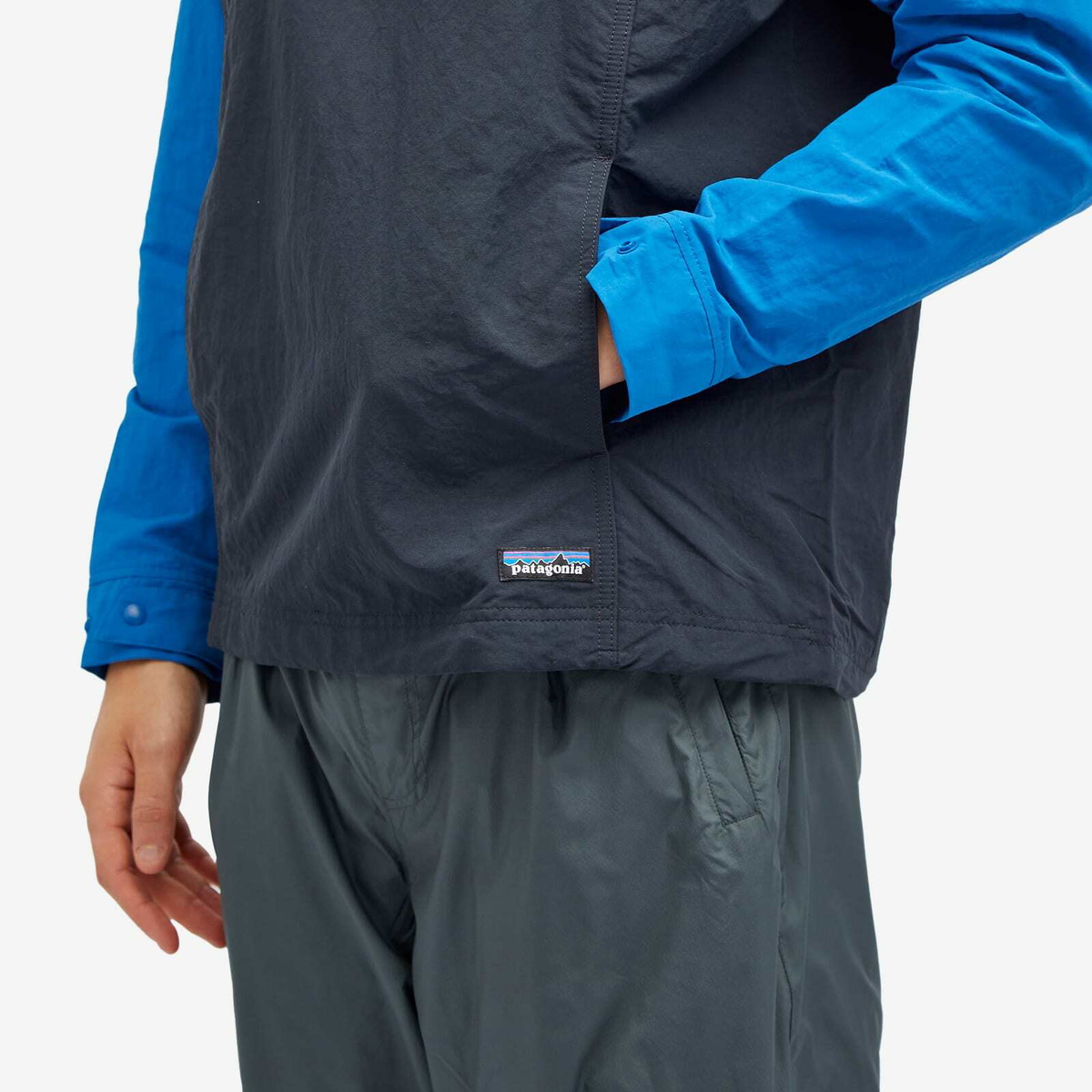 Patagonia Men's Isthmus Anorak in Pitch Blue/Endless Blue
