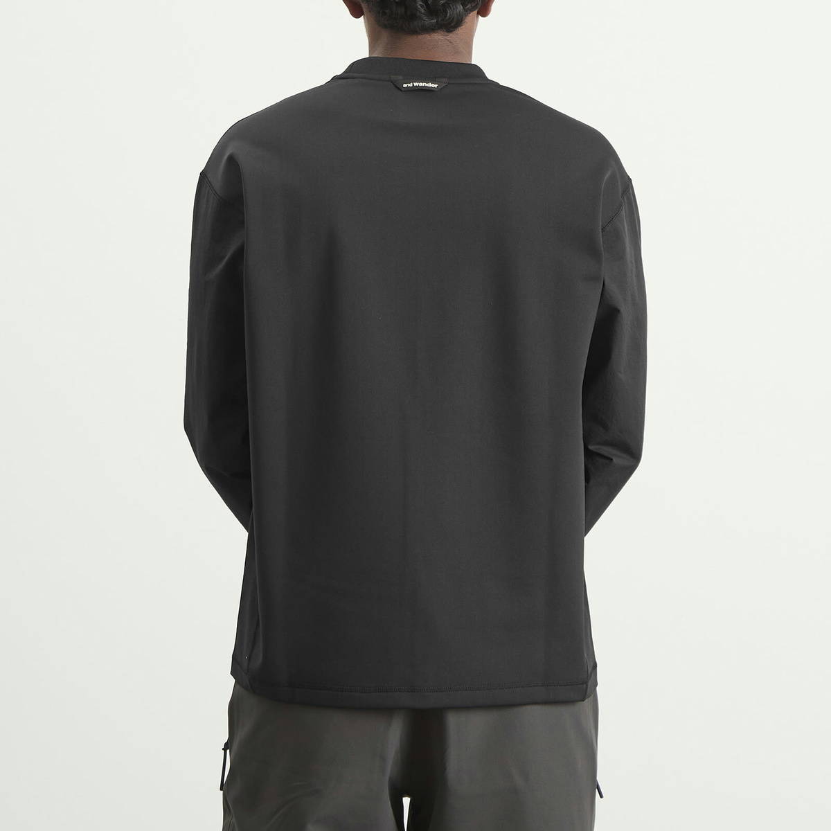 and wander Men's Hybrid Warm Longsleeve Pocket T-Shirt in Black