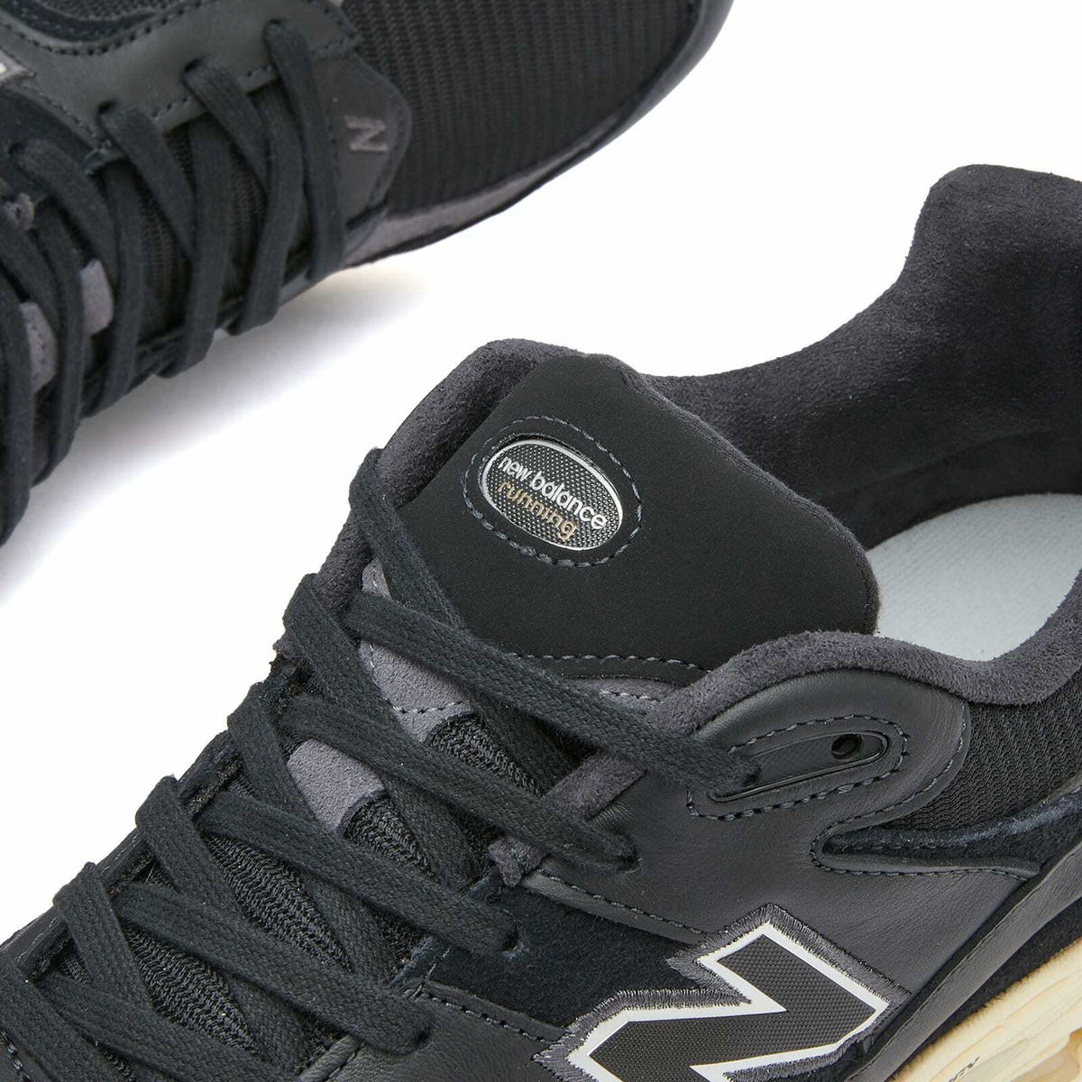 New Balance M2002RIB Sneakers in Black New Balance