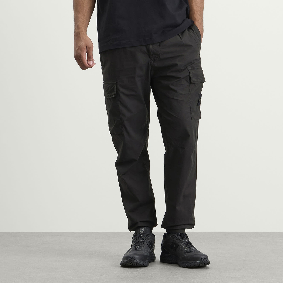 Stone Island Men's Paracadute Cargo Trousers in Black