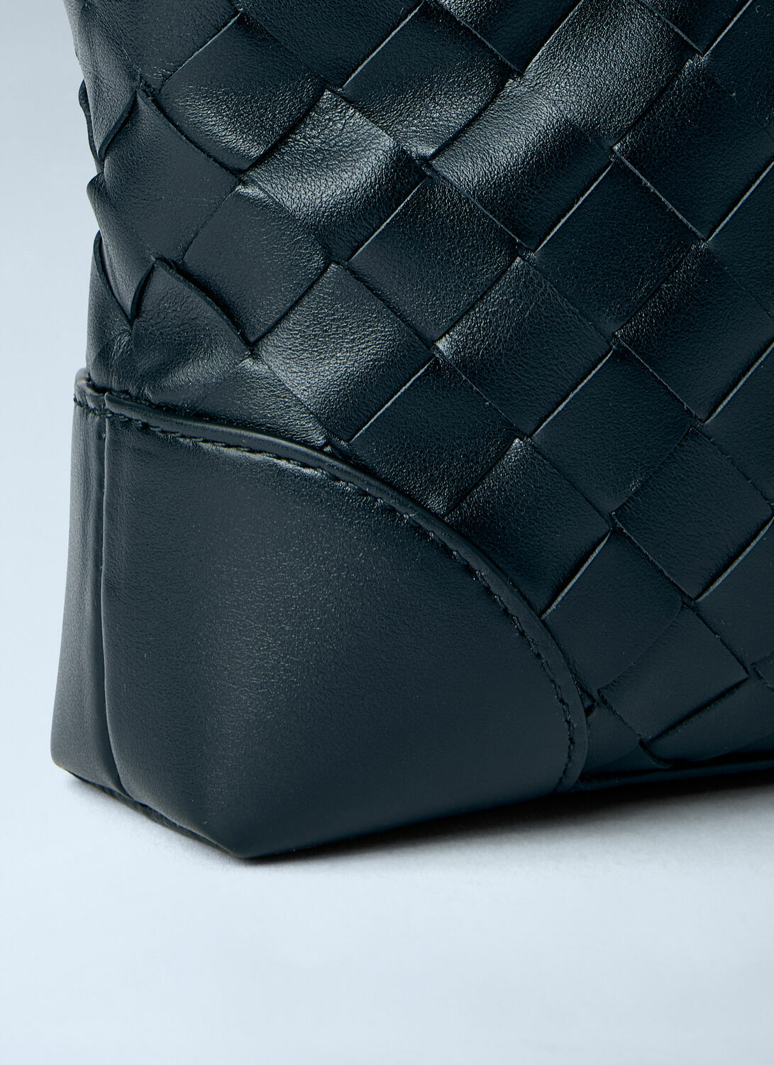 Bottega Veneta Andiamo Zipped Messenger Bag