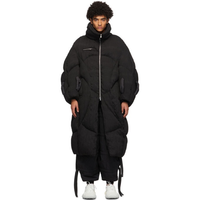 Photo: Chen Peng Black Down Pleated Rope Piercing Egg Coat