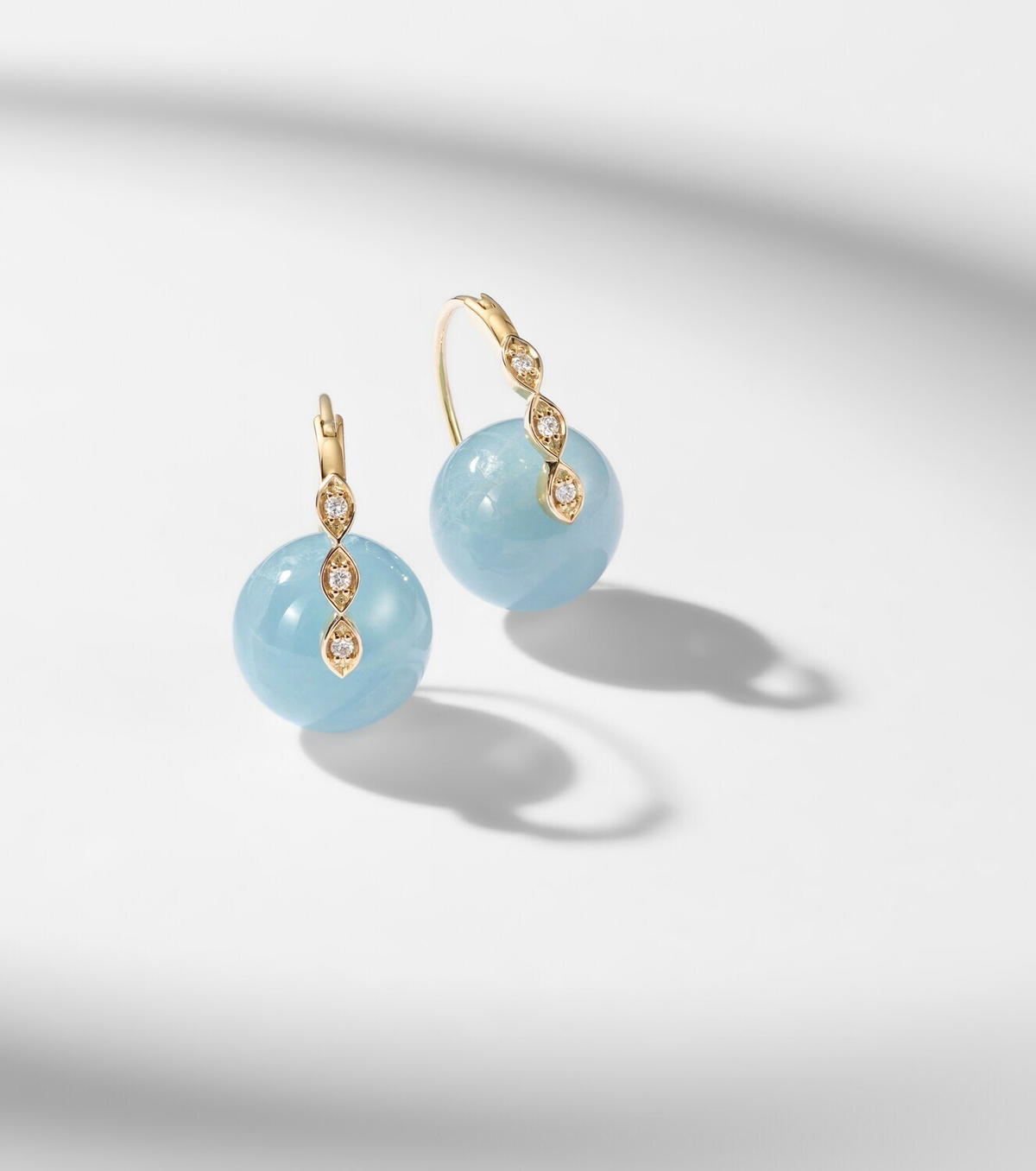 Sydney Evan 14kt gold (585/1000) earrings with diamonds and aquamarines