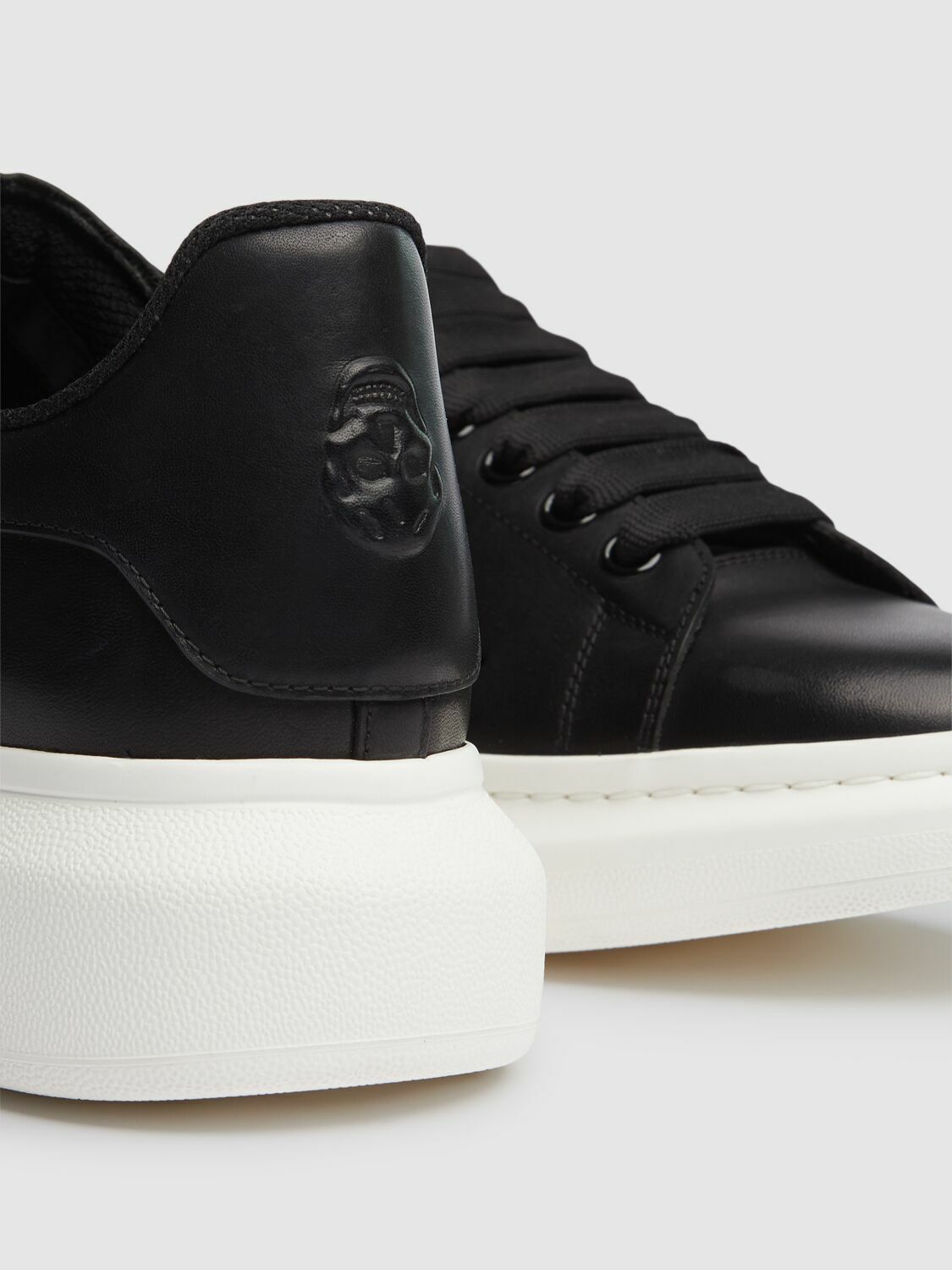 スニーカー Alexander Mcqueen Oversize Leather Sneakers Alexander McQueen Oversized Sneakers | Black | FARFETCH