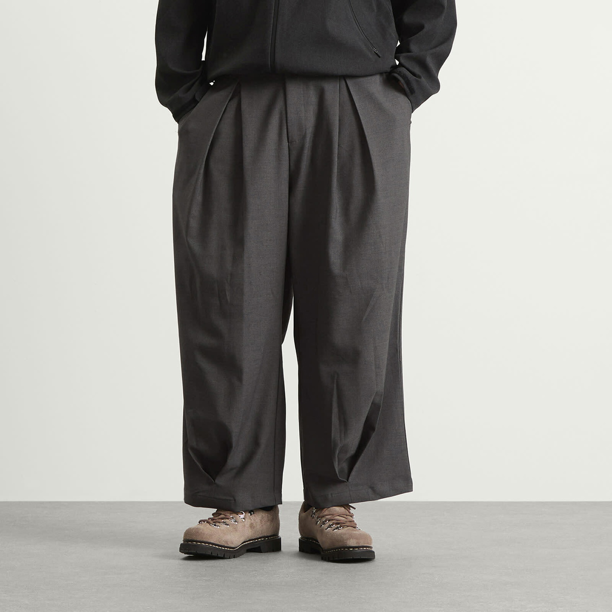 Anglan Men's Valley Tuck Trousers in Charcoal