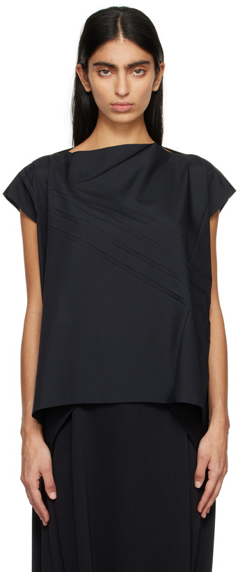 Photo: 132 5. ISSEY MIYAKE Black Square Neck T-Shirt