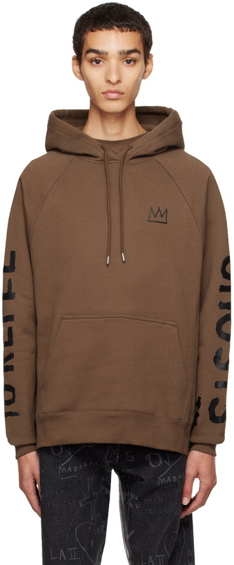 Photo: Études Brown Jean-Michel Basquiat Racing Self-Portrait Hoodie