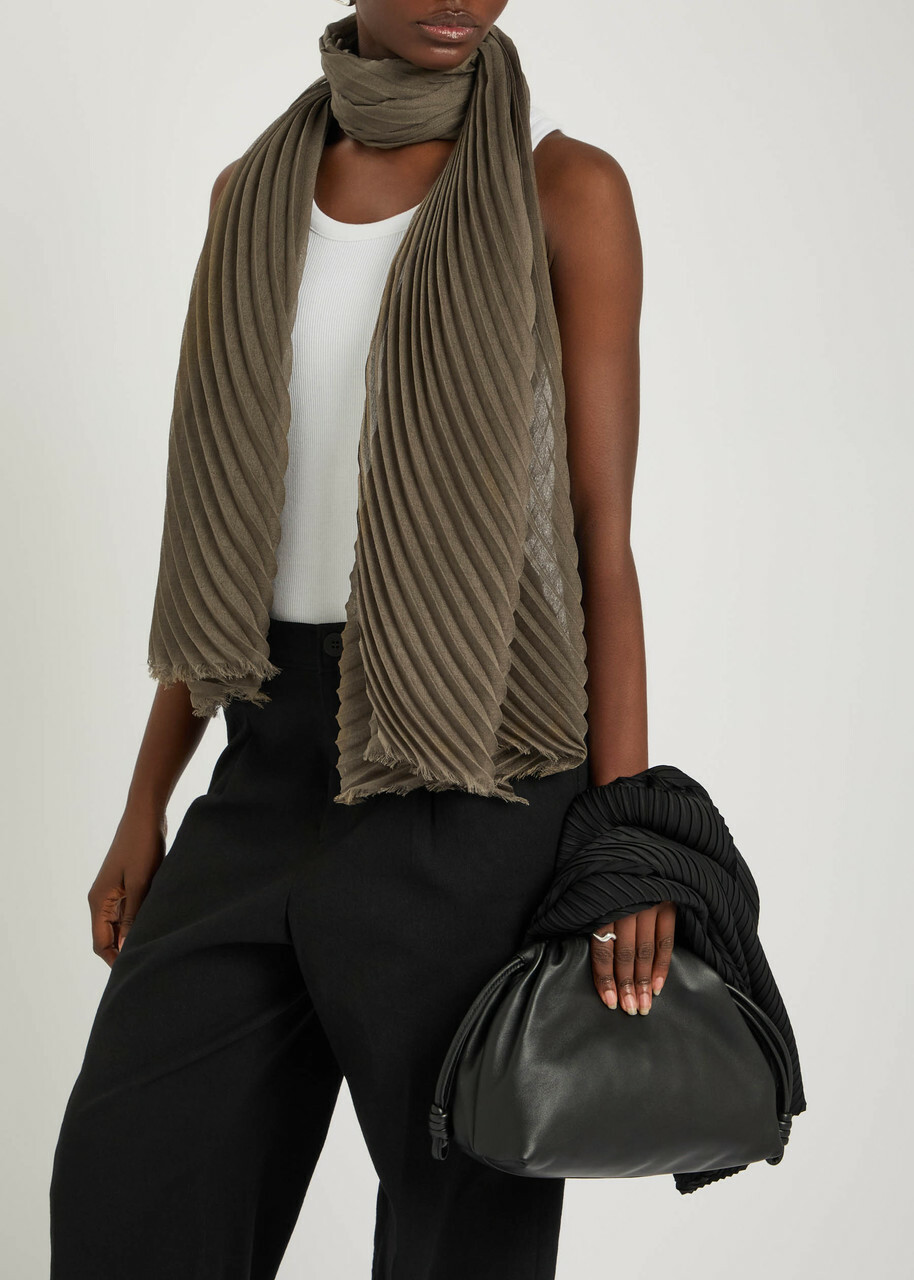 Issey Miyake Pleated Fine-knit Scarf - Khaki - One Size