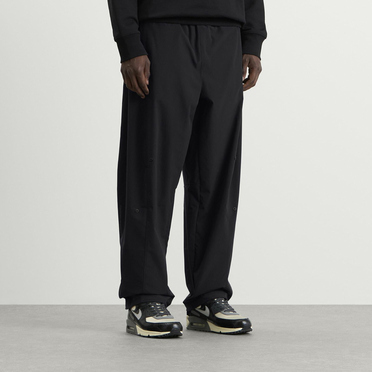 Nike Men's Tech Helios Sun Open Hem Pant in Black