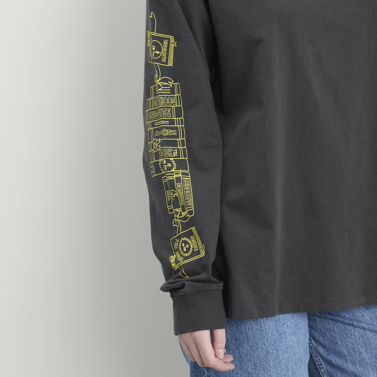 Damson Madder Women's The Reader Long Sleeve T-Shirt in Charcoal