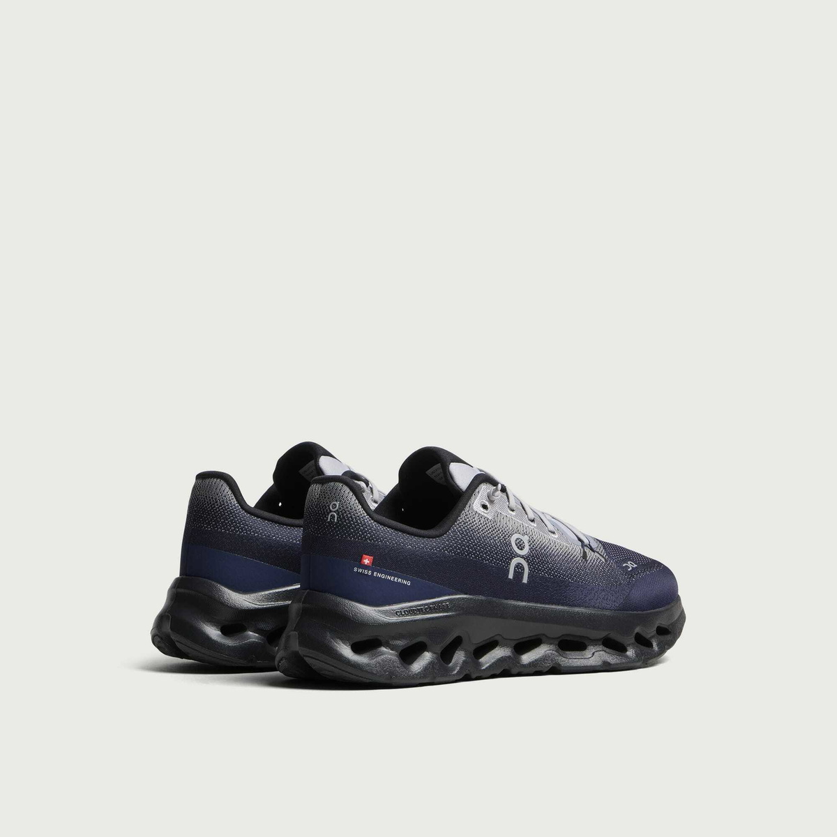 ON Men's Cloudtilt Sneaker in Platinum/Midnight