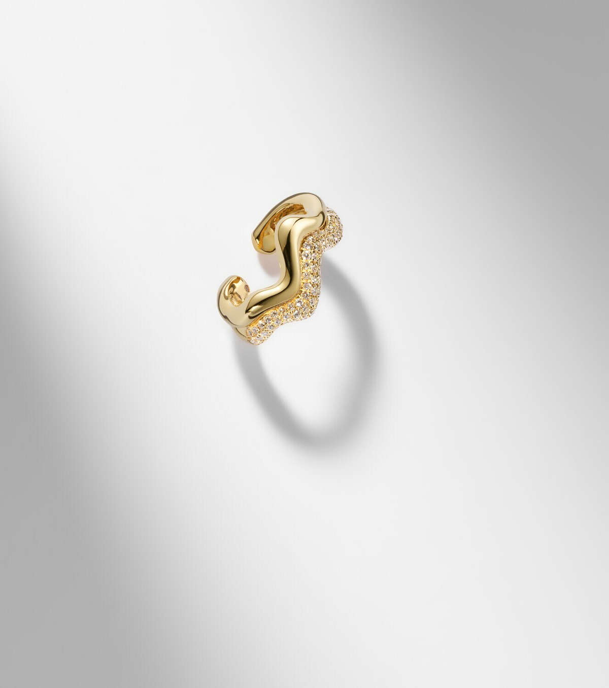 Shay Jewelry 18kt gold (750/1000) ear cuff with diamonds
