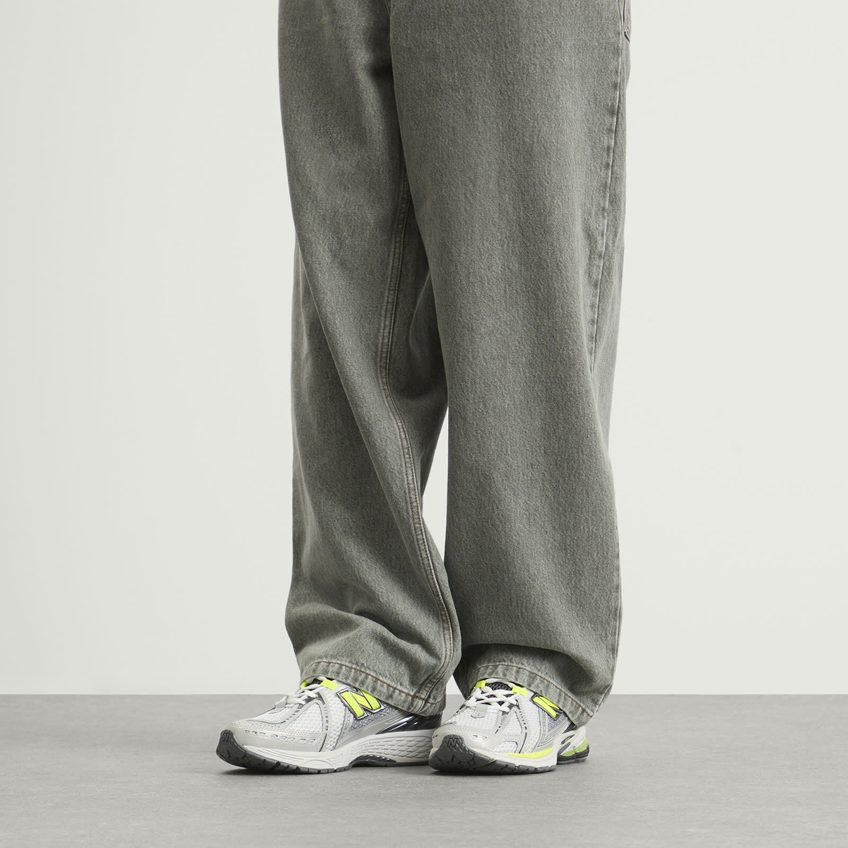 New Balance 1906 Sneaker in Light Silver Metallic/Alkaline Green