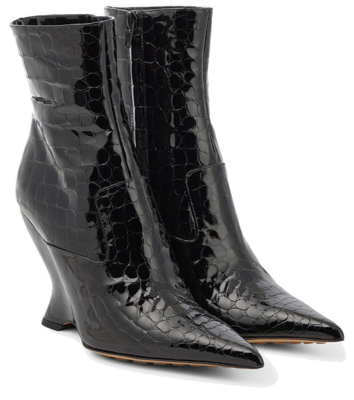 ショートブーツ・ブーティ BOTTEGA VENETA TEX BRUSHED LEATHER ANKLE BOOTS Bottega Veneta® Women's Tire Ankle Chelsea Boot in Black
