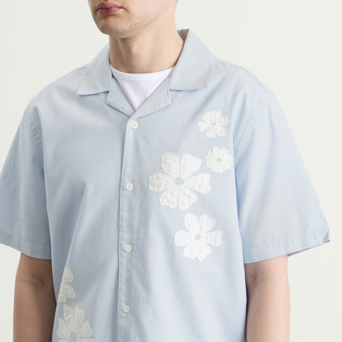 Wax London Men's Didcot Applique Flowers Vacation Shirt in Blue/Ecru