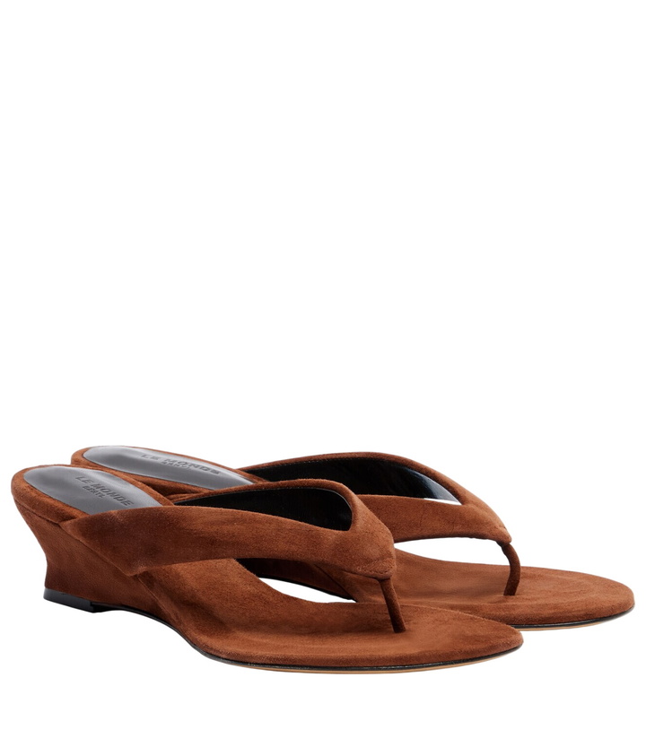 Photo: Le Monde Béryl Micro Wedge 40 suede thong sandals