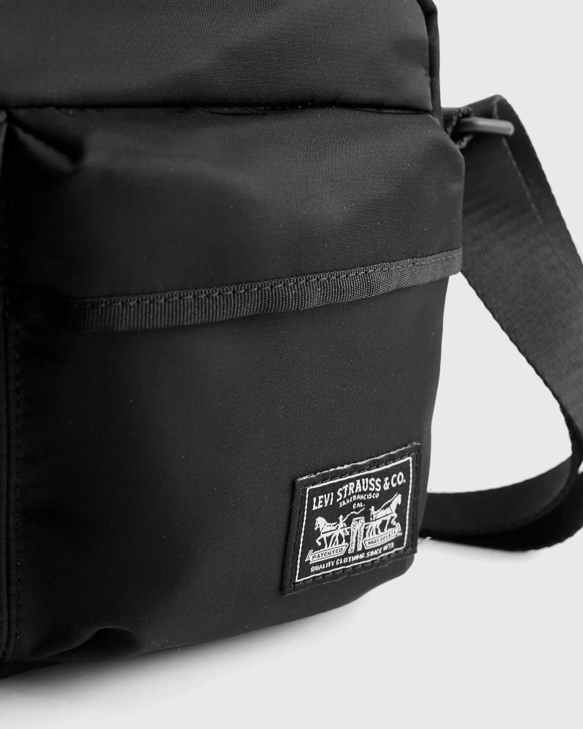 Levis MISSION BAY CROSSBODY POUCH Black Mens Messenger & Crossbody Bag