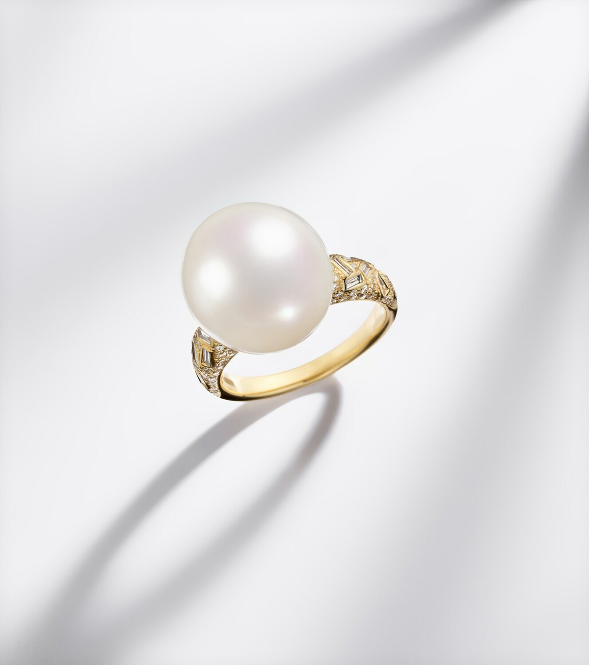 Suzanne Kalan 18kt gold ring with pearl and diamonds