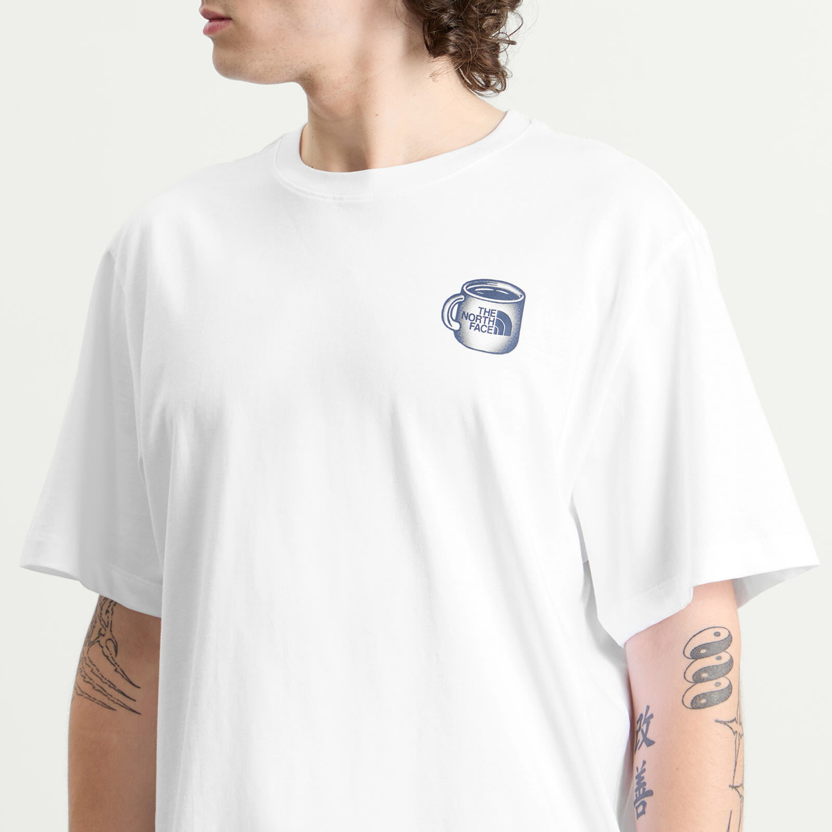The North Face Men's Basecamp Barista Relaxed T-Shirt in Tnf White/Summit Navy