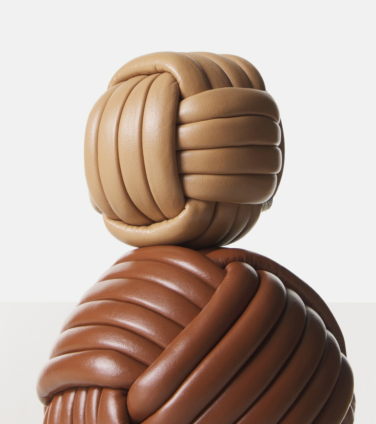 Giobagnara Nodo leather paperweight