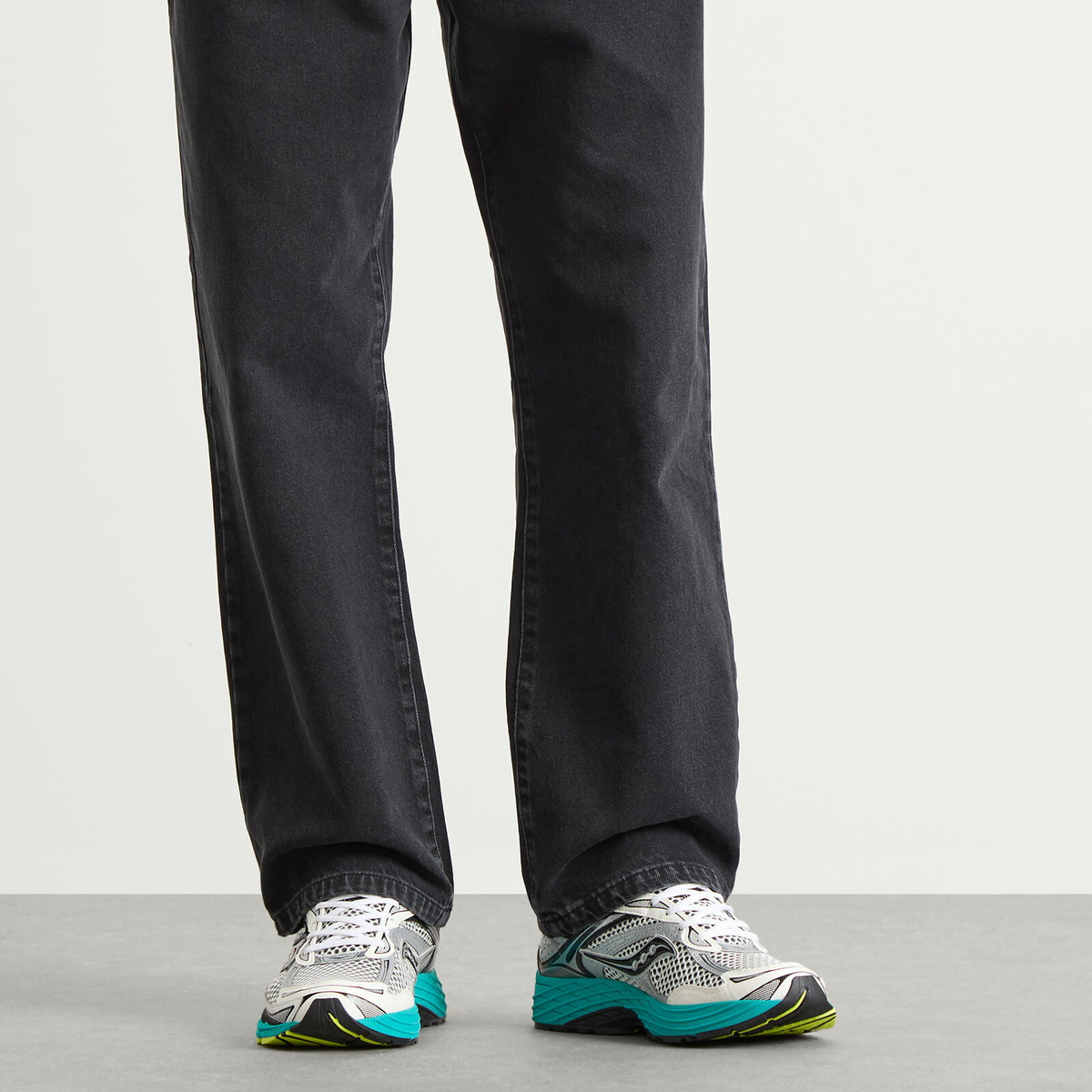 Saucony Men's Progrid Omni 9 Sneaker in Silver/Mutant
