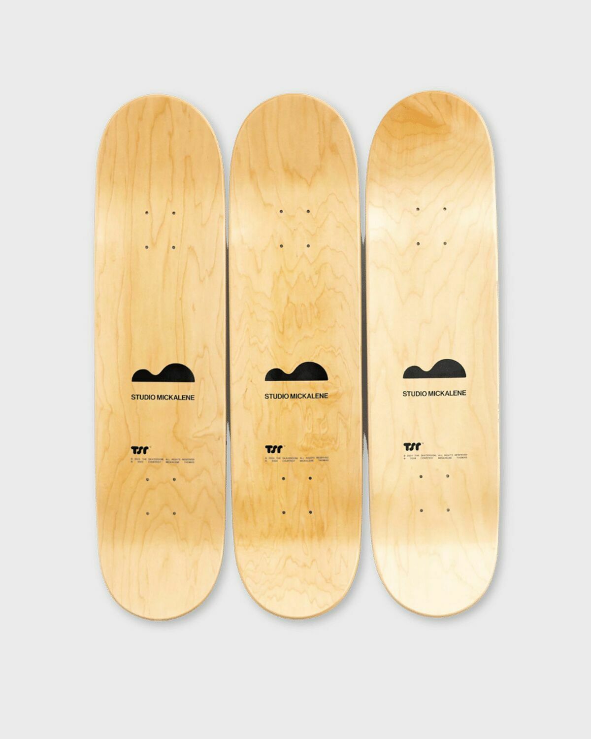 The Skateroom Mickalene Thomas Din Avec La Main Dans Le Miroir Et Jupe Rouge Multi Home Deco